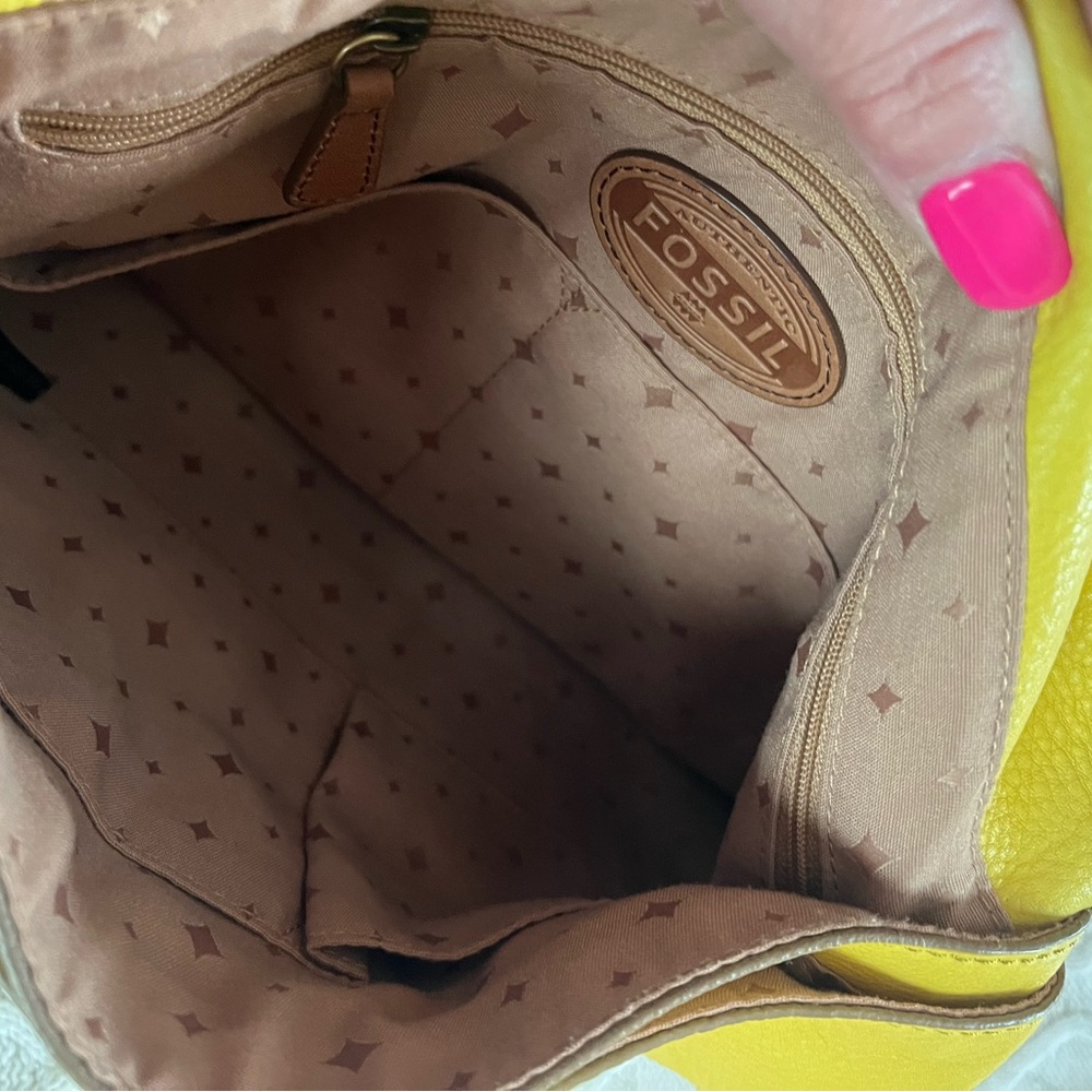 Fossil Large Yellow Leather Shoulder Bag spacious with Several Compartments - Picture 12 of 17